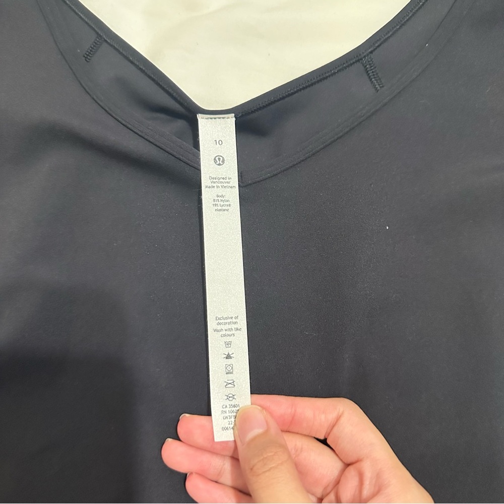 NWOT Lululemon Black Align T-Shirt Tee Size 10 - Picture 3 of 5